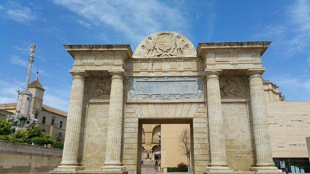 Puerta del puente romano de Córdoba